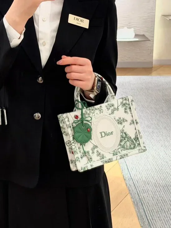 Classic DIOR Bag: A Stylish and Versatile Choice for Elegance - Picture 3 of 4